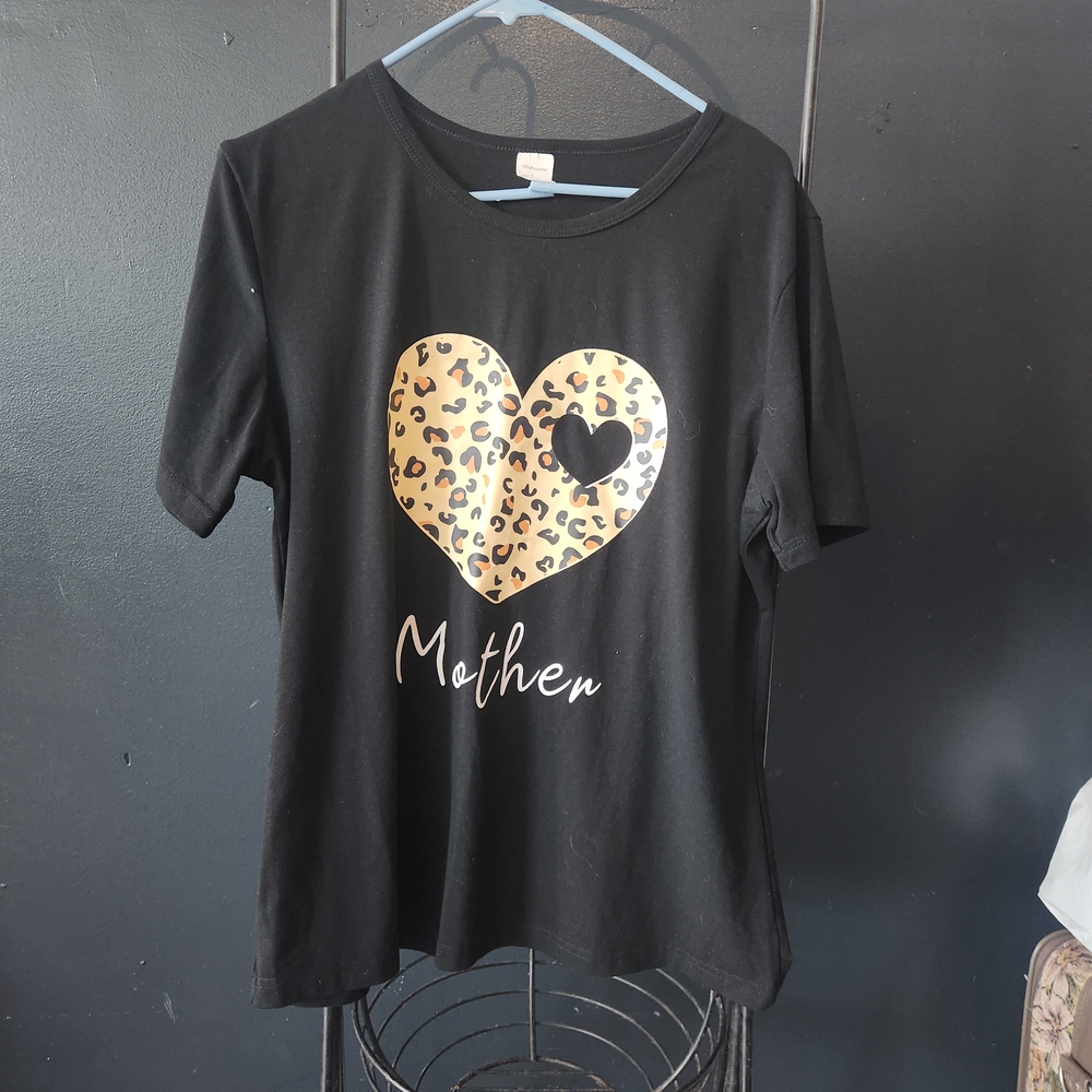 SOLD 10 For $30 ✨️Source Unknown Black Leopard Heart Tee